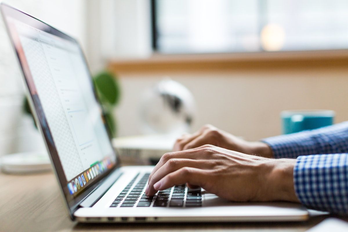 Personne rédigeant du contenu sur un ordinateur portable