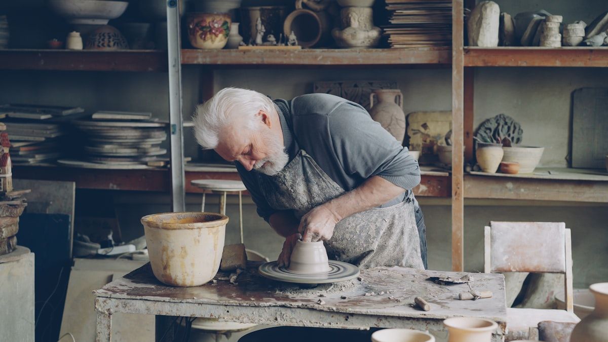 Artisan potier au travail dans son atelier